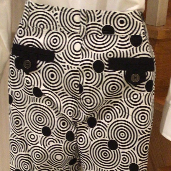 💕💕HOST PICK💕💕NWT White with black capris retro inspired spirals - Picture 5 of 5